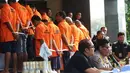 Tersangka kasus rencana peledakan dihadirkan saat rilis di Polda Metro Jaya, Jakarta (18/10/2019). Polisi membekuk 21 tersangka dalam upaya penggagalan pelantikan presiden serta penyerangan terhadap aparat tersebut. (merdeka.com/Imam Buhori)