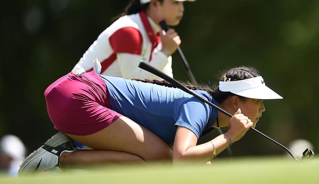 Pegolf Amerika Serikat, Michelle Wie mengukur puttnya di lubang ke-17 pada hari terakhir Meijer LPGA Classic 2017 di Blythefield Country Club di Grand Rapids, Mich, (18/6). (Mike Clark / Grand Rapids Press via AP)