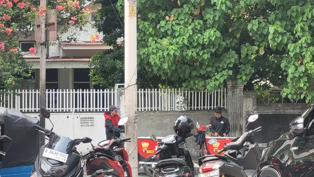Pedagang kopi gerobak kekinian di daerah Gondangdia, Jakarta Pusat. (Liputan6.com/Drey)