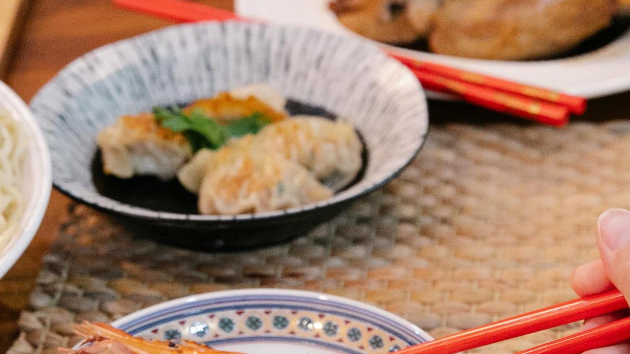 Dari kue tradisional hingga hidangan hasil adaptasi, perayaan Imlek di Indonesia tidak hanya menjadi momen berkumpul keluarga, tetapi juga pesta rasa dan simbolisme yang merayakan keberagaman dan kekayaan budaya yang dimiliki negeri ini.