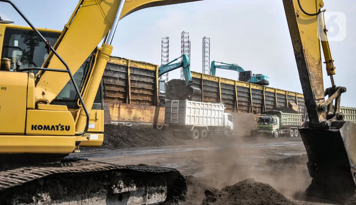 Aktivitas kendaraan alat berat saat bongkar muat batu bara di Pelabuhan PT KCN Marunda, Jakarta Utara, Rabu (5/1/2022). Pemerintah resmi melarang ekspor batu bara sejak 1 Januari hingga 31 Januari 2022 mendatang. (merdeka.com/Iqbal S. Nugroho)