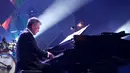 "Good evening Java Jazz," sapa David Foster kepada ribuan penonton yang telah menunggunya. (Andy Masela/Bintang.com)