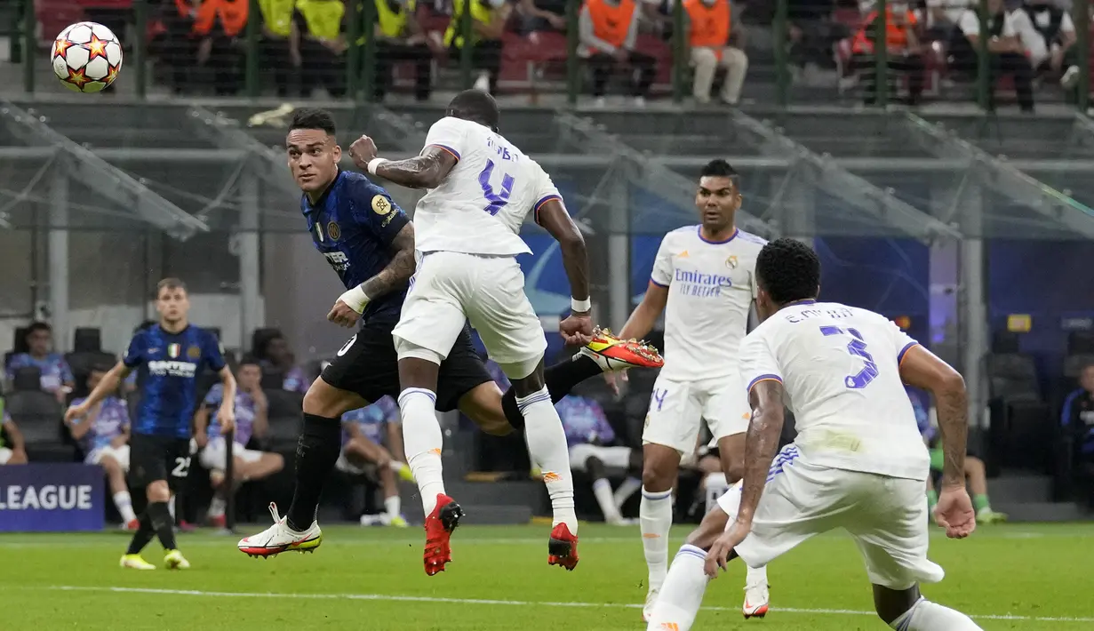 Pada menit ke-19 Inter Milan kembali memperoleh peluang emas. Sundulan yang dilepaskan Lautaro Martinez usai menerima umpan Ivan Perisic masih mampu dihentikan Thibaut Courtois. (Foto: AP/Antonio Calanni)