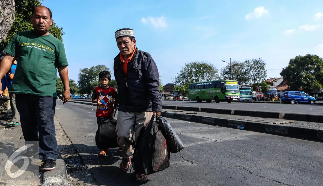 Sejumlah pemudik saat tiba di di Terminal Pulo Gadung, Jakarta, Selasa (22/7/2015). Arus balik di Terminal Pulogadung hingga H+4 Lebaran mengalami peningkatan dibanding tahun lalu. (Liputan6.com/Faizal Fanani)
