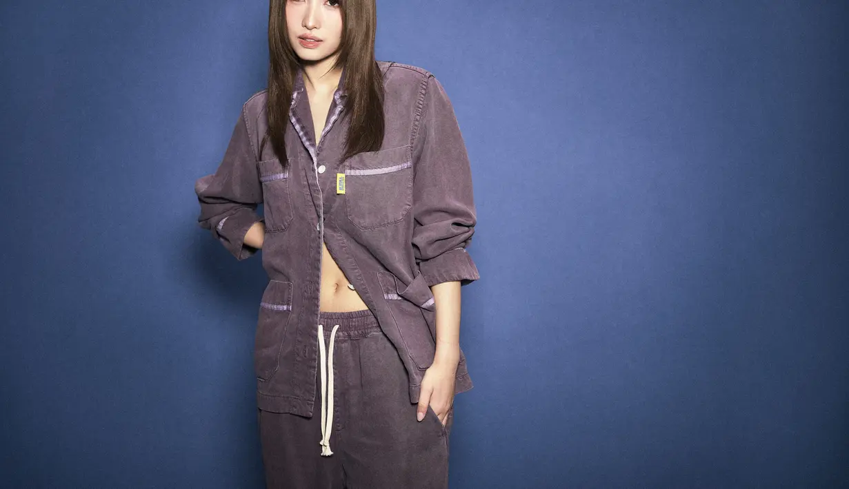 MOMO Twice tampil dalam balutan denim Jepang bergaya vintage (Onitsuka Tiger)