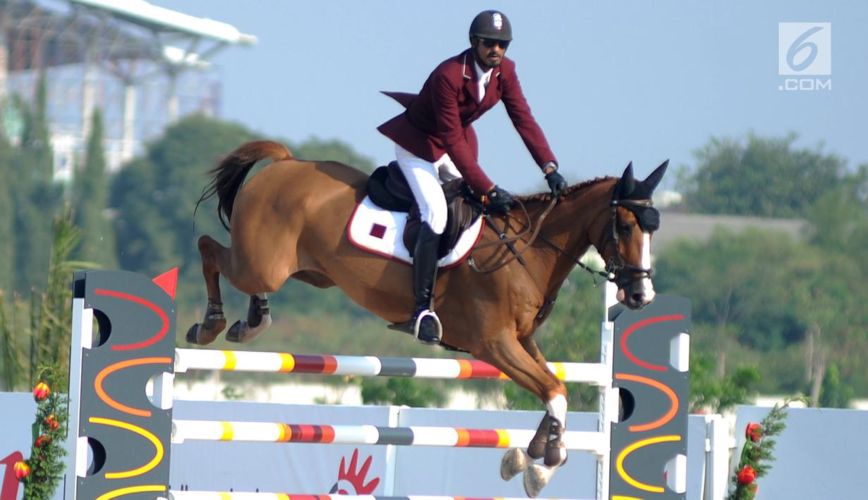 Atlet ketangkasan berkuda Qatar, Althani Al mengendalikan kuda yang bernama Sirocco  saat final round 1 individual jumping Asian Games 2018 di Jakarta Kamis (30/8). Sirocco merupakan kuda termahal yang tampil di Asian Games 2018. (Merdeka.com/Arie Basuki)