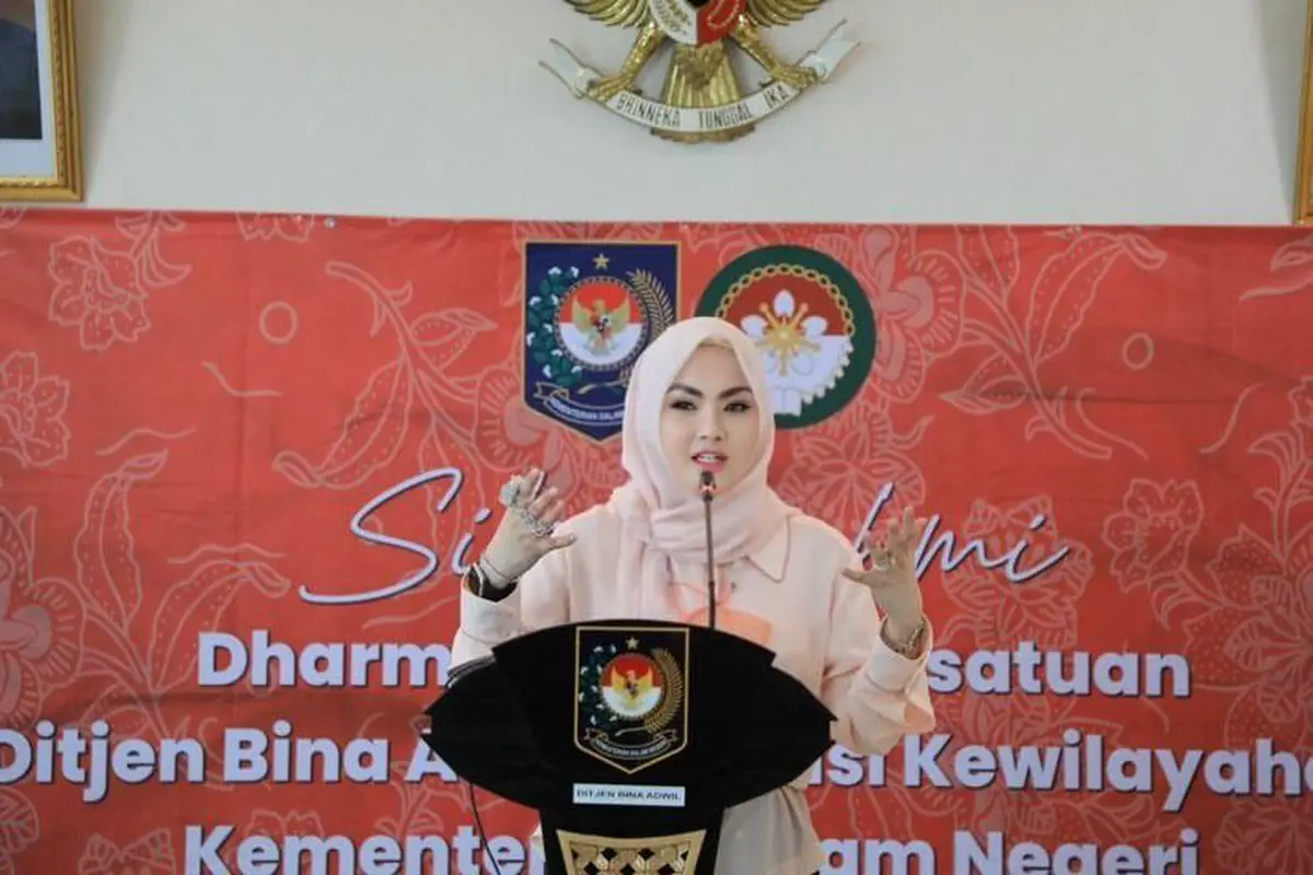 Ade Fitrie Kirana menjadi pembicara pada acara silaturahmi Dharma Wanita Persatuan Ditjen Bina Administrasi Kewilayahan Kementerian Dalam Negeri