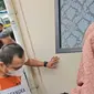 Polres Metro Jakarta Selatan menggelar rekonstruksi kasus pembunuhan empat orang anak oleh ayahnya sendiri, Panca Darmansyah (41), Jumat (29/12/2023). (Merdeka.com/ Rahmat Baihaqi)