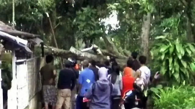 Angin Puting Beliung Timpa Rumah Warga di Cianjur