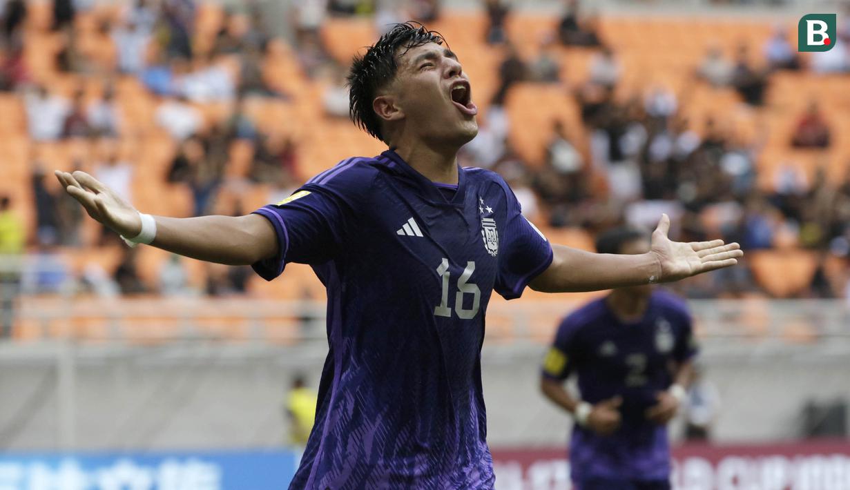 <p>Selebrasi pemain Timnas Argentina U-17, Thiago Laplace setelah mencetak gol pertama ke gawang Timnas Polandia U-17 pada laga ketiga Grup D Piala Dunia U-17 2023 di Jakarta International Stadium (JIS), Jakarta Utara, Jumat (17/11/2023). (Bola.com/Ikhwan Yanuar)</p>