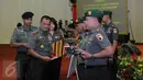 Panglima TNI, Jenderal TNI Gatot Nurmantyo (kedua kiri) memberikan penghargaan kepada Komandan Kodim terbaik saat pelaksaan TMD usai Rapat Paripurna TMD ke-36 di Jakarta, Kamis (3/12/2015). (Liputan6.com/Helmi Fithriansyah)