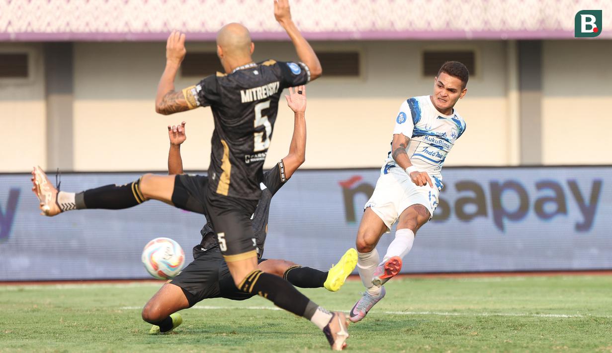 Pemain PSIS Semarang, Paulo Gali Freitas, melepaskan tendangan saat melawan Dewa United pada laga pekan kedelapan BRI Liga 1 2023/2024 di Stadion Indomilk Arena, Tangerang, Senin (14/8/2023). PSIS Semarang menang telak 4-1 atas Dewa United. (Bola.com/M Iqbal Ichsan)
