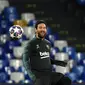 Penyerang Barcelona, Lionel Messi mengontrol bola saat mengikuti saat sesi latihan tim di stadion San Paolo di Naples, Italia (24/2/2020). Barcelona akan bertanding melawan Napoli pada leg pertama babak 16 besar Liga Champions. (AFP/Filippo Monteforte)