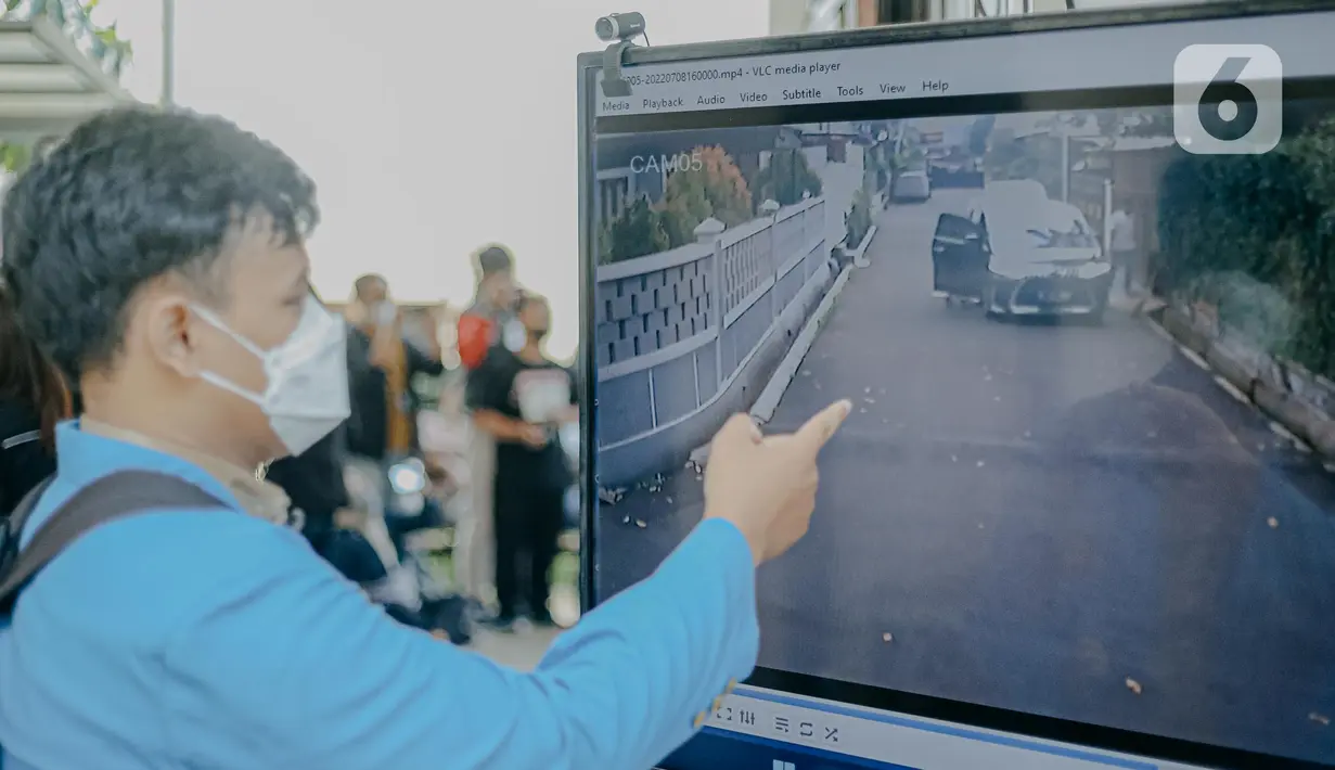 Jurnalis mengambil gambar layar yang menampilkan  video rekaman CCTV di komplek Polri Duren Tiga saat berlangsungnya sidang lanjutan kasus pembunuhan berencana terhadap Brigadir Nopriansyah Yosua Hutabarat atau Brigadir J dengan terdakawa Ferdy Sambo dan Putri Candrawathi di PN Jakarta, Selasa (29/11/2022). Jurnalis mengambil gambar layar yang menampilkan  video rekaman CCTV di komplek Polri Duren Tiga saat berlangsungnya sidang lanjutan kasus pembunuhan berencana terhadap Brigadir Nopriansyah Yosua Hutabarat atau Brigadir J dengan terdakwa Ferdy Sambo dan Putri Candrawathi di PN Jakarta, Selasa (29/11/2022). Rekaman CCTV yang diputar merupakan peristiwa tanggal 8 Juli 2022. (Liputan6.com/Faizal Fanani)