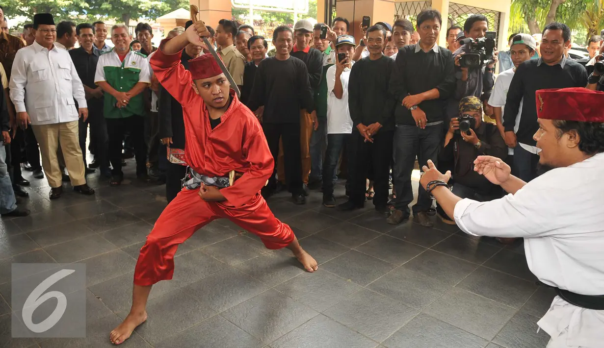 Ketua Umum Partai Gerindra Prabowo Subianto menyaksikan palang pintu beraksi dalam acara pelantikan pengurus DPP APPSI di Jakarta, Selasa (22/3). Sandiaga Uno mengantikan Prabowo yang sebelumnya menjadi APPSI. (Liputan6.com/Gempur M Surya)