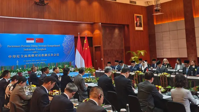 Menteri Luar Negeri Republik Rakyat Tiongkok Wang Yi dan Menteri Luar Negeri Republik Indonesia dalam pertemuan pertama Dialog Strategis Komprehensif Indonesia-Tiongkok di Kementerian Luar Negeri Republik Indonesia, Jakarta, Jumat (21/8/2026).