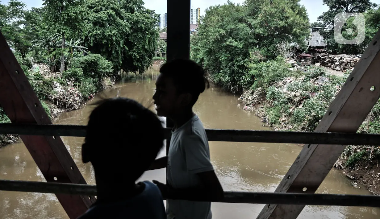 Anak-anak bermain di lokasi pembebasan lahan untuk proyek Normalisasi Ciliwung di Rawajati, Jakarta Selatan, Rabu (9/11/2022). Pejabat (PJ) Gubernur DKI Heru Budi Hartono menargetkan akan menggarap Normalisasi Ciliwung sepanjang 4,8 kilometer dengan mengusulkan anggaran sekitar Rp 700 miliar dalam Rancangan APBD 2023. (merdeka.com/Iqbal S Nugroho)