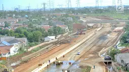 Pekerja menyelesaiakn penghalusan jalan pada  proyek pembangunan jalan tol Depok-Antasari (Desari) seksi 2 Brigif-Sawangan di kawasan Krukut, Depok, Jawa Barat, Selasa (12/3). (merdeka.com/Arie Basuki)