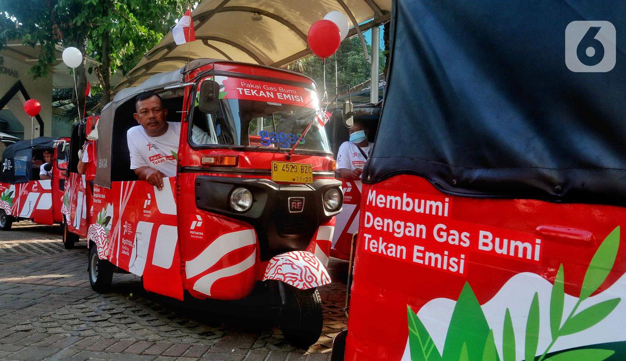 Bajaj berbahan bakar gas bumi atau Gasku yang semula berwarna biru, didesain khusus menjadi warna merah sebagai bentuk perayaan Hari Kemerdekaan Republik Indonesia. (Liputan6.com/Angga Yuniar)