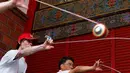 Sejumlah peserta ketika memainkan gasing dalam turnamen gasing di New Taipei City, Taiwan (9/5). Dalam turnamen ini peserta menampilkan sejumlah trik mengagumkan. (REUTERS/Tyrone Siu)