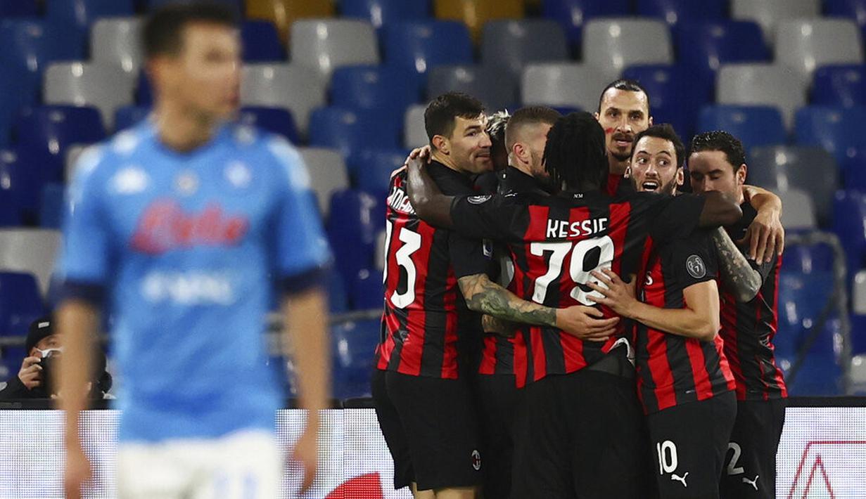 Pemain AC Milan Zlatan Ibrahimovic (tengah) bersama rekan setimnya merayakan golnya ke gawang Napoli pada pertandingan Serie A di Stadion San Paolo, Naples, Italia, Minggu (22/11/2020). Dua gol Ibrahimovic membawa AC Milan menaklukkan Napoli dengan skor 3-1. (Alessandro Garofalo/LaPresse via AP)