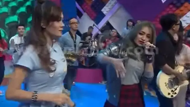 Nathalie Holscher saat di band The Secret (YouTube/The Secret Band Official))