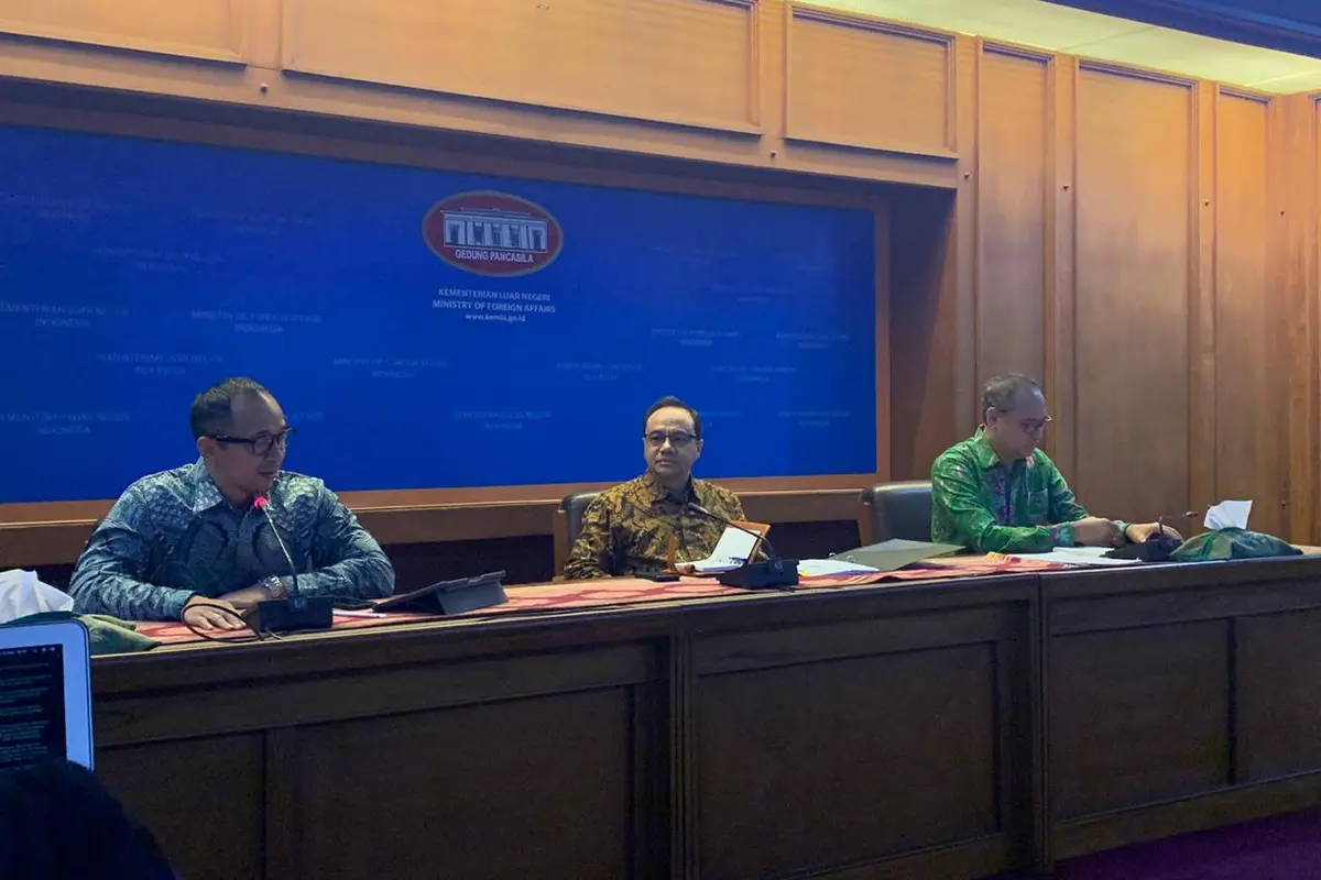 Kemlu mengadakan media briefing.