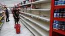 Kerusuhan menyebabkan kepanikan dan kekhawatiran warga akan ketersediaan bahan pangan. (Theo Rouby/AFP)
