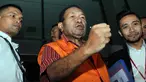 Tersangka mantan kepala Dinas Pertambangan dan Energi Pemprov Papua, Jannes Johan Karubaba, usai diperiksa di gedung KPK di Jakarta, Selasa (19/5/2015). Karubaba mengajak wartawan untuk menyanyikan lagu "Bendera Merah Putih" (Liputan6.com/Helmi Afandi)