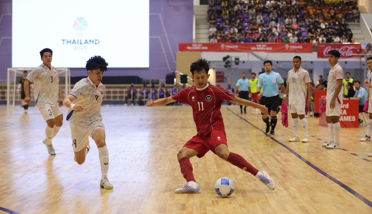 Pemain Timnas Futsal Putra Indonesia, Reza Gunawan  dijaga ketat oleh pemain Timnas Thailand pada laga final SEA Games 2025 cabang futsal di Nontabhuri Stadium, Jumat (19/12/2025). (Dok. Federasi Futsal Indonesia)