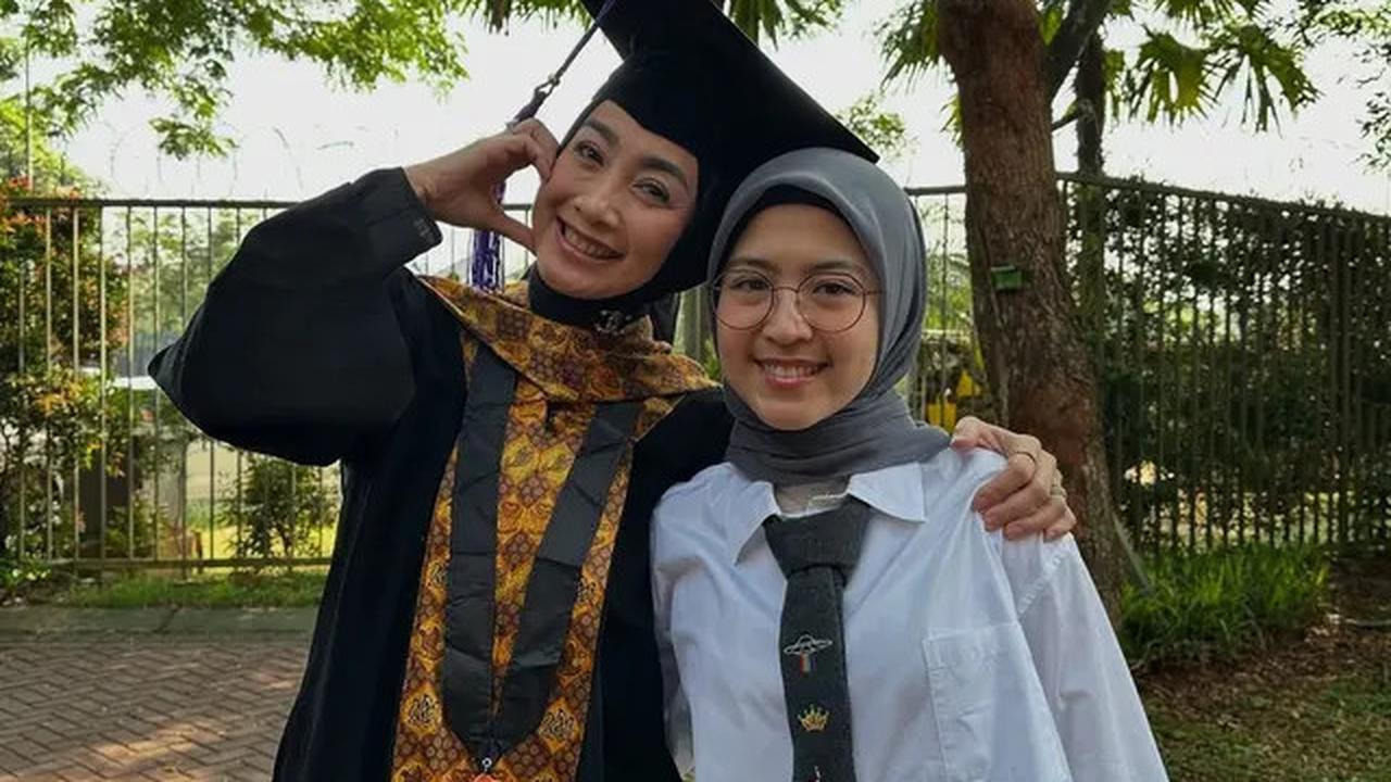 Potret Desy Ratnasari Wisuda S3, Resmi Menyandang Gelar Doktor