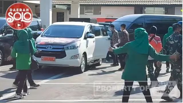 Viral Video Gibran Rakabuming dan Ajudan Saling Semprot Disinfektan
