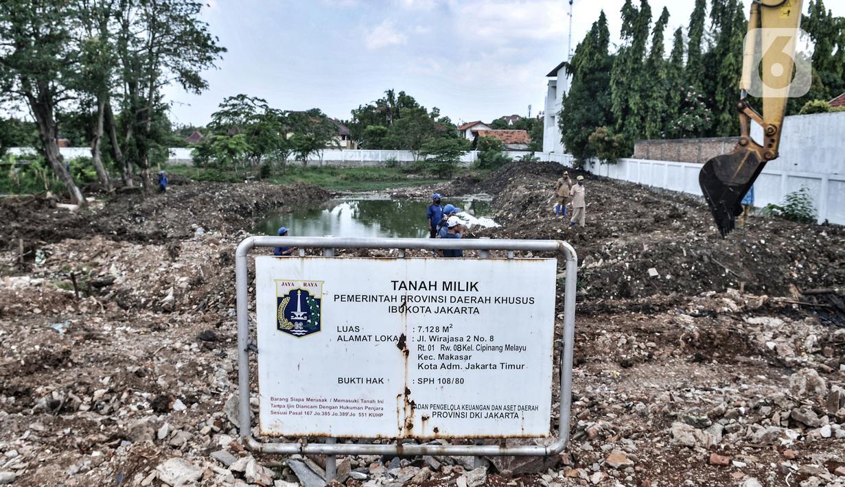 Petugas dari Dinas Sumber Daya Air dengan alat berat menyelesaikan pembuatan Waduk Pilar Jati atau Wirajasa di Cipinang Melayu, Jakarta Timur, Selasa (22/9/2020). Waduk tersebut dibuat di atas lahan Pemprov DKI seluas 7.128 meter persegi dengan kedalaman 9 meter tersebut. (merdeka.com/Iqbal Nugroho)
