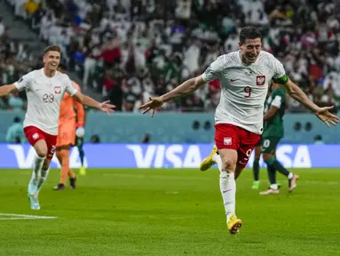 Penyerang Polandia, Robert Lewandowski berselebrasi usai mencetak gol ke gawang Arab Saudi selama pertandingan grup C Piala Dunia 2022 Qatar di Education City Stadium di Al Rayyan, Qatar, Sabtu (26/11/2022). Polandia menang atas Arab Saudi dengan skor 2-0. (AP Photo/Manu Fernandez)