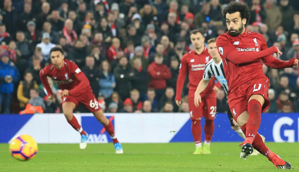 Penyerang Liverpool, Mohamed Salah mencetak gol melalui tendangan penalti ke gawang Newcastle United pada pertandingan Liga Inggris di Stadion Anfield, Rabu (26/12). Liverpool bertahan di puncak klasemen setelah menghajar Newcastle 4-0. (AP/Jon Super)