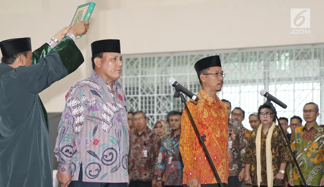 Deputi Penindakan KPK Brigjen Pol Firli (kiri) dan Direktur Penuntutan Supardi melakukan sumpah jabatan ketika pelantikan di gedung KPK, Jumat (6/4). Pelantikan dua pejabat baru ini dipimpin oleh Ketua KPK, Agus Rahardjo. (Liputan6.com/Herman Zakharia)