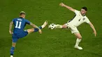 Penyerang Slovenia #11 Benjamin Sesko berebut bola dengan gelandang Inggris #04 Declan Rice dalam duel matchday terakhir Grup C Euro 2024 di RheinEnergieStadion, Cologne, Rabu, (26/6/2024). (Angelos Tzortzinis / AFP)