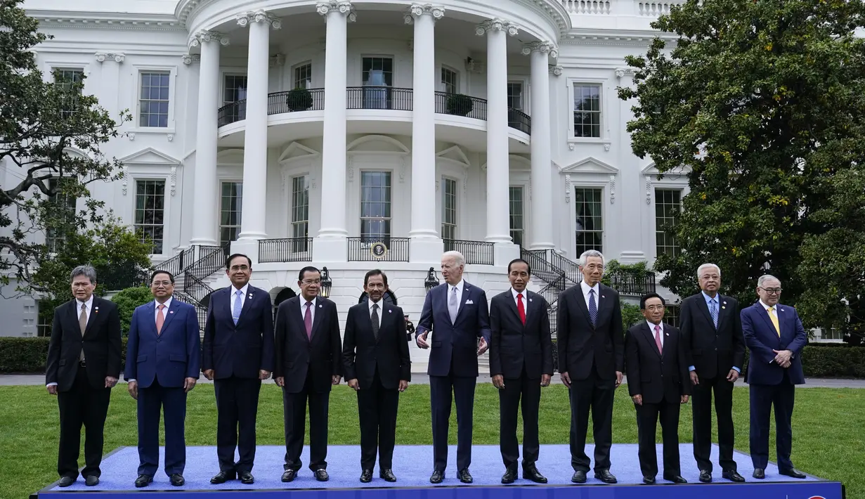 Presiden Joko Widodo (kelima kanan) bersama Presiden AS Joe Biden (tengah) dan Pemimpin Asia Tenggara dari Perhimpunan Bangsa-Bangsa Asia Tenggara (ASEAN) foto keluarga untuk KTT Khusus ASEAN-AS di Halaman Selatan Gedung Putih di Washington, DC pada 12 Mei 2022. (AP Photo/Susan Walsh)