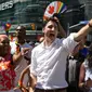 Perdana Menteri Kanada Justin Trudeau mengacungkan jempol saat mengikuti pawai LGBT Toronto's Pride Parade di Toronto, Kanada, Minggu (23/6/2019). Pawai digelar untuk mengenang peristiwa Stonewall yang terjadi di New York pada Juni 1969. (Chris Young/The Canadian Press via AP)