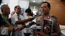 Kabagpenum Polri Brigjen Rikwanto memberikan keterangan pers di Kadivhumas Polri, Jakarta, Selasa (3/1). Penangkapan dilakukan setelah adanya penyelidikan dugaan penyebaran informasi berisi ujaran kebencian terhadap Presiden. (Liputan6.com/Johan Tallo)