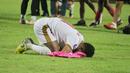 Pemain PSM Makassar, Yakob Sayuri melakukan sujud syukur setelah mengalahkan Madura United sekaligus memastikan gelar juara BRI Liga 1 2022/2023 di Stadion Gelora Madura Ratu Pamelingan, Pamekasan, Jawa Timur, Jumat (31/3/2023) malam WIB. (Bola.com/Wahyu Pratama)