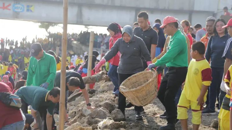 Tri Risma Harini saat kerja bakti di jembatan Suramadu (Dian Kurniawan/Liputan6.com)