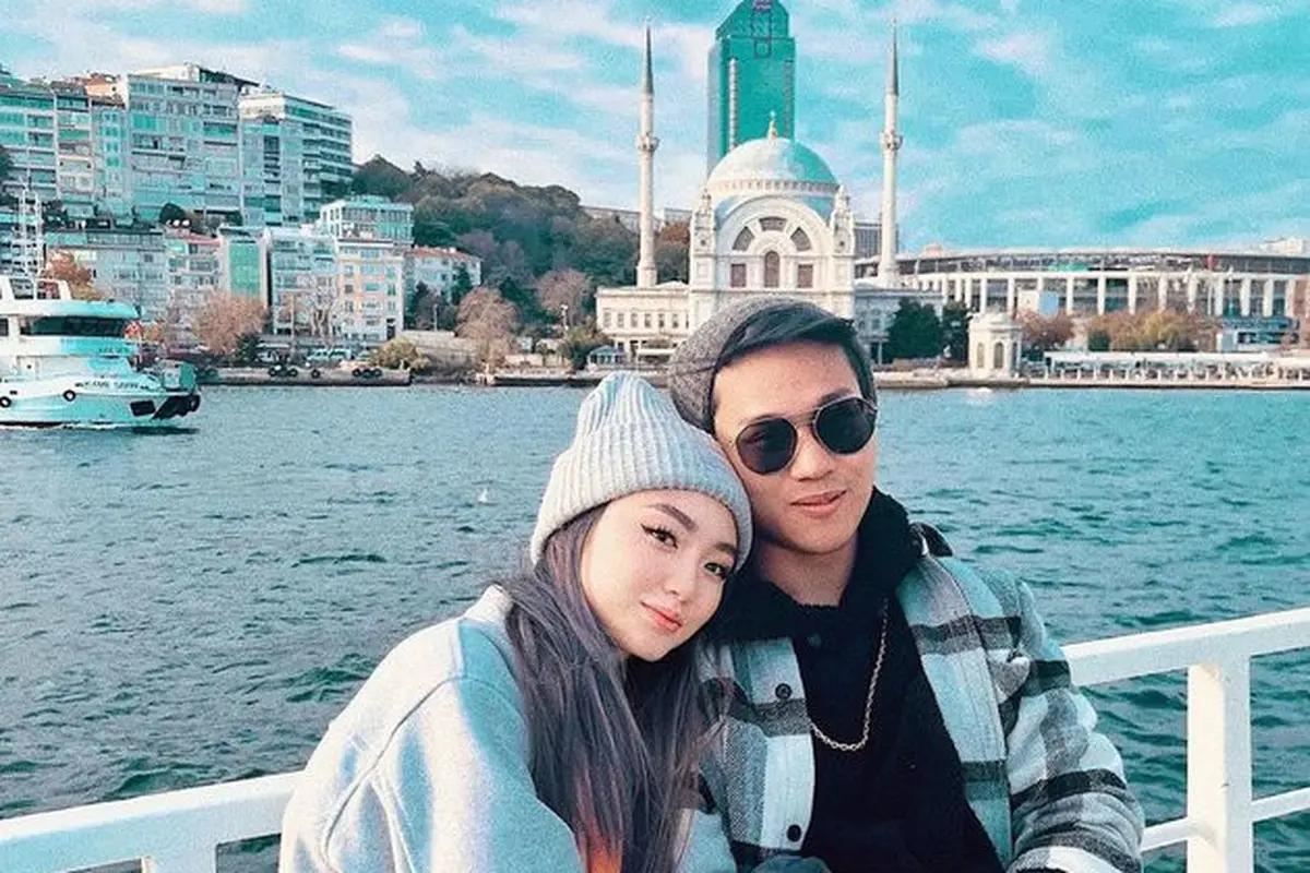 6 Potret Vanessa Khong Tunangan Indra Kenz, Ikut Terseret Kasus Penipuan