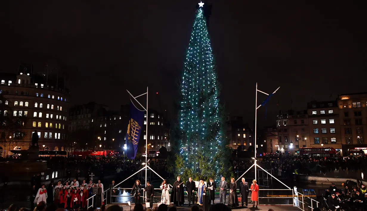 Cahaya kerlap-kerlip pohon Natal setelah tradisi penyalaan lampu di Trafalgar Square, Kamis (6/12). Setiap tahun London mendapat pohon Natal dari Norwegia sebagai tanda terima kasih atas dukungan Inggris selama perang dunia II. (Ben STANSALL / AFP)