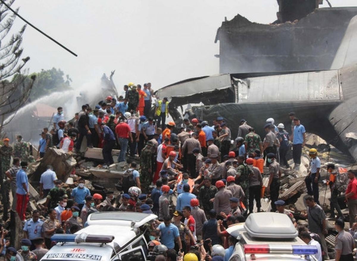 Proses evakuasi korban Hercules A-1310 yang jatuh di Medan