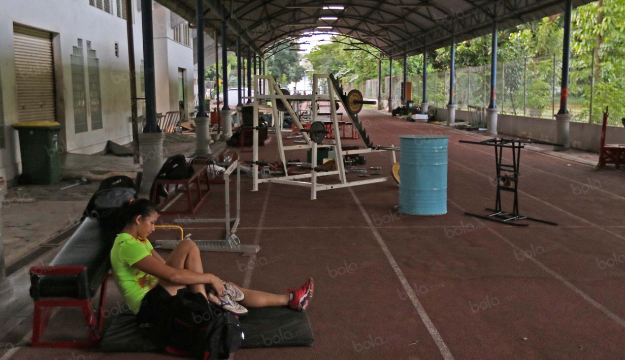 Atlet junior bersiap untuk berlatih ringan di Stadion Madya, Senayan, Jakarta, Senin (25/4/2016). (Bola.com/Nicklas Hanoatubun)