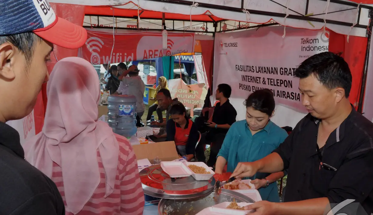 Posko relawan ini juga memberikan pelayanan berupa makanan gratis kepada kepada petugas dan awak media yang terlibat dalam pencarian pesawat AirAsia QZ8501, Pangkalan Bun Kalimantan Tengah, Kamis (8/1/2015). (Liputan6.com/Andrian M Tunay)