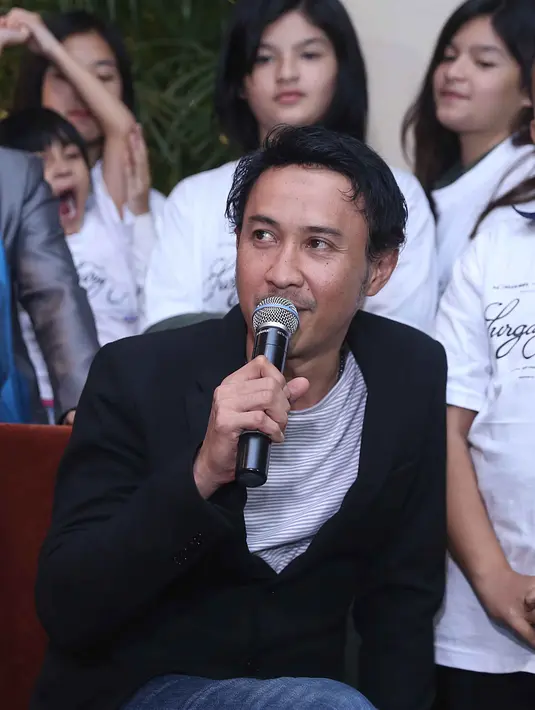 Sedangkan dalam pembacaan Alquran dan belajar akhlak secara detail, Agus Kuncoro lebih menyerahkan pada guru ngajinya. (Nurwahyunan/Bintang.com)