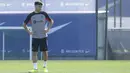 Gelandang Barcelona Spanyol Pedri menghadiri sesi latihan jelang ditantang Viktoria Plzen pada matchday 1 Grup C Liga Champions 2022/2023, di Ciudad Deportiva dekat Barcelona, Selasa (6/9/2022).  Dengan perbedaan kualitas skuad di antara keduanya, Barcelona seharusnya bisa melalui laga pertama ini tanpa kesulitan. (Josep LAGO / AFP)
