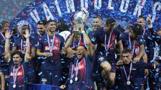 Pemain PSG, Kylian Mbappe (tengah) mengangkat trofi Coupe De France 2023/2024 saat perayaan gelar juara di Stade Pierre-Mauroy, Villeneuve-d'Ascq, Prancis, Minggu (26/05/2024) WIB. PSG menang dengan skor 2-1 atas Olympique Lyon pada babak final. (AP Photo/Michel Euler)